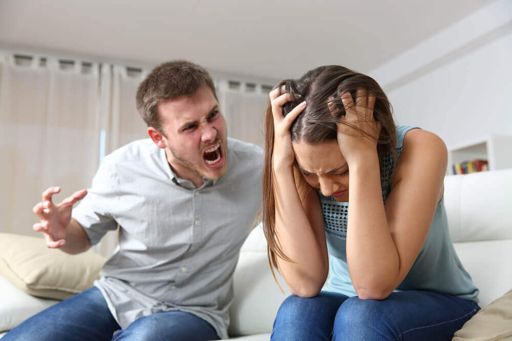 Homem gritando com a namorada