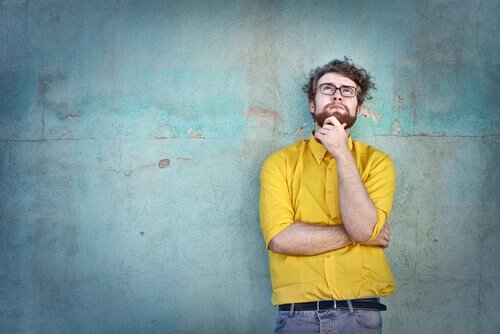 Homem pensando na sua vocação profissional
