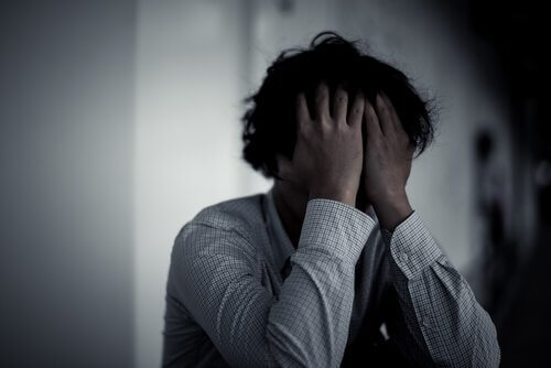 Homem sofrendo de ansiedade