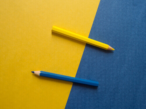 Contraste entre amarelo e azul