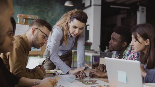 Mulher liderando grupo no trabalho
