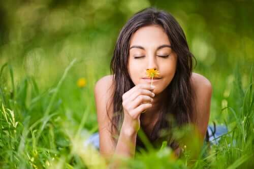 Garota cheirando uma flor