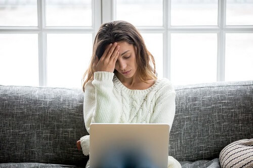 Mulher estressada na quarentena