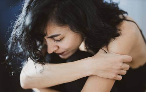 Mulher sofrendo com complexo de mártir