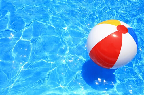 Bola de praia na piscina