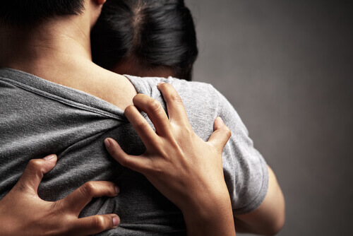Casal se abraçando após o término do relacionamento