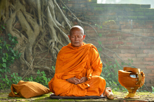 Monge meditando