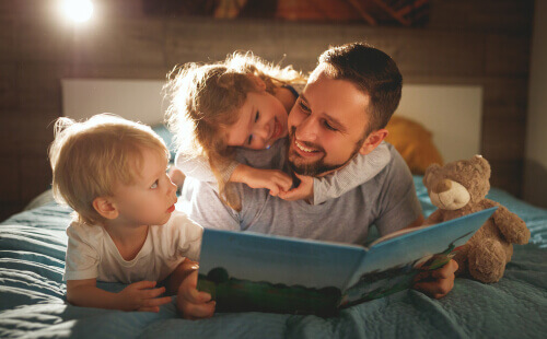 Pai lendo para os filhos