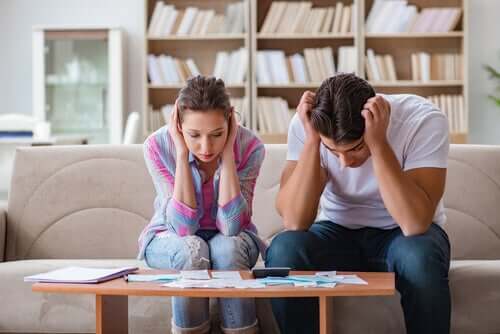 Casal enfrentando crise financeira