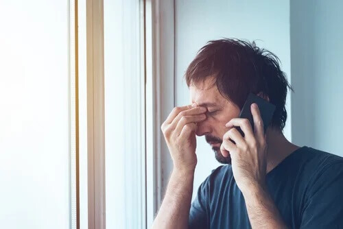 Homem estressado falando no celular