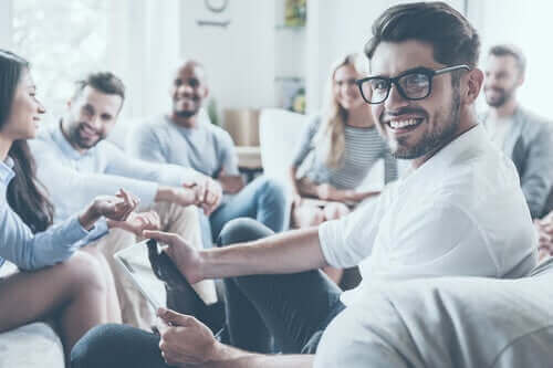 Jovens reunidos conversando sobre educação sexual