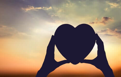 Mãos segurando coração