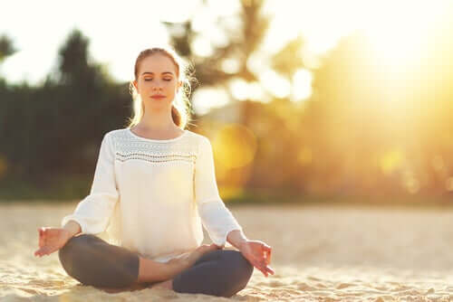 Mulher meditando