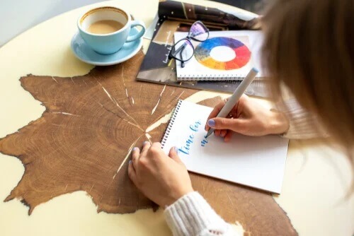 Mulher aprendendo a fazer lettering