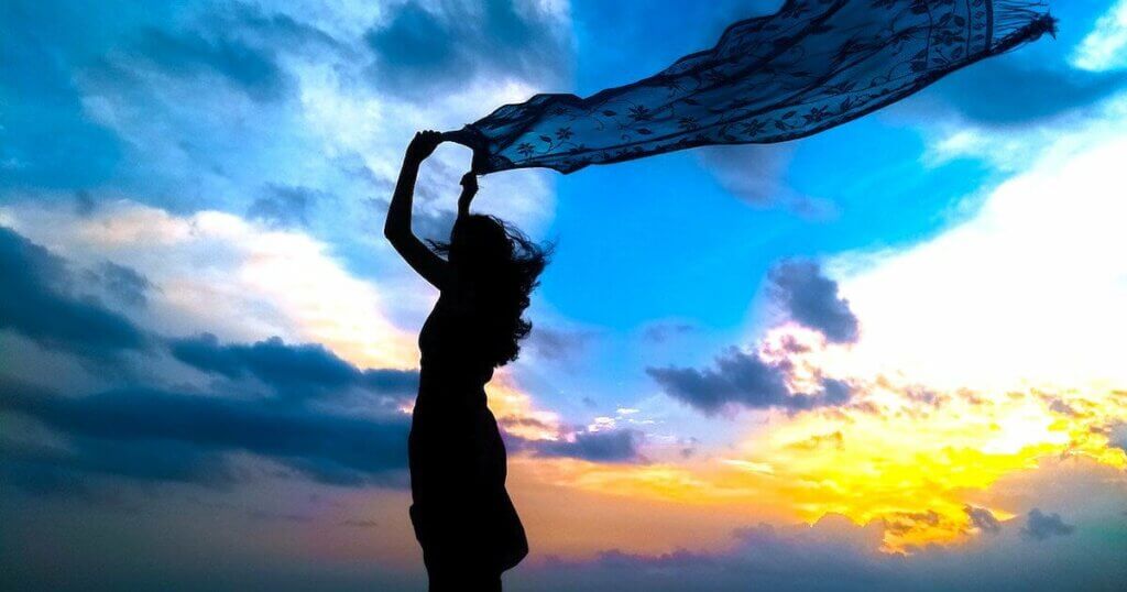 Mulher segurando canga