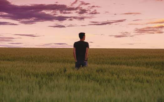 Jovem sozinho no campo