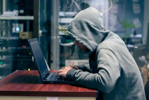 Hacker usando notebook