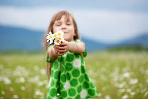 Menina segurando flores