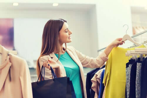 Mulher comprando roupas