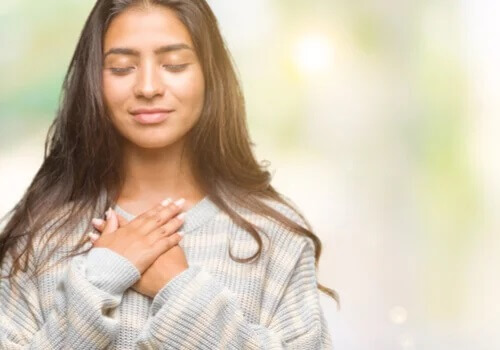 Mulher plena de olhos fechados