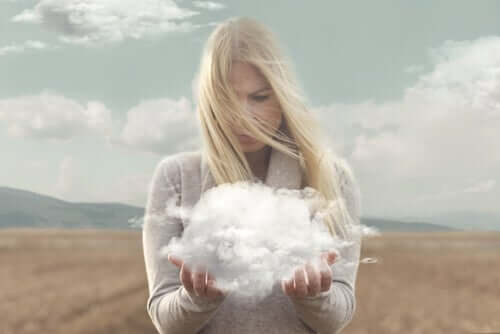 Mulher segurando uma nuvem nas mãos