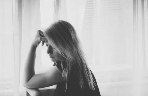 Mulher triste pensando