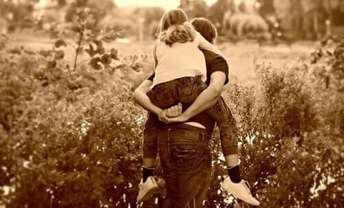 Pai carregando sua filha