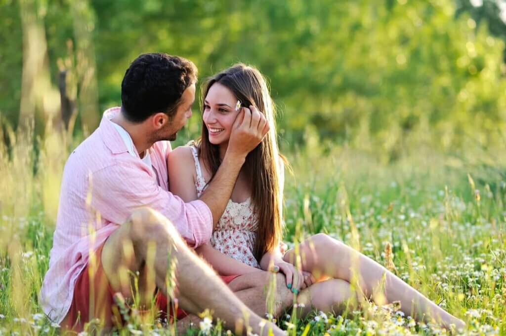 Casal apaixonado ao ar livre