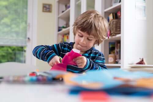 Menino brincando