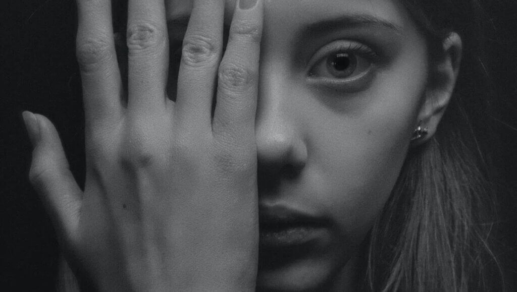 Jovem lidando com a timidez