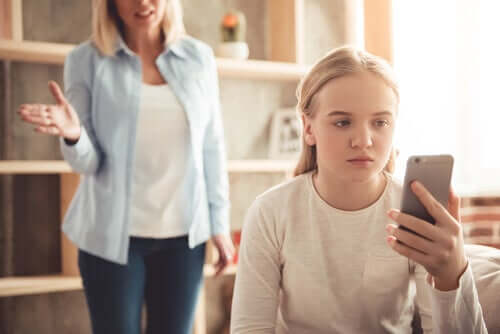 Mãe discutindo com a filha por causa do celular
