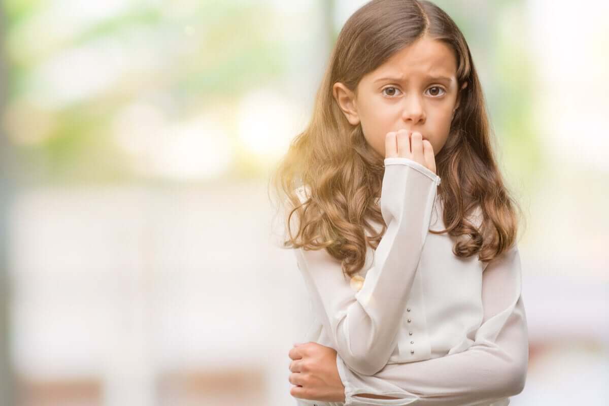 Menina preocupada