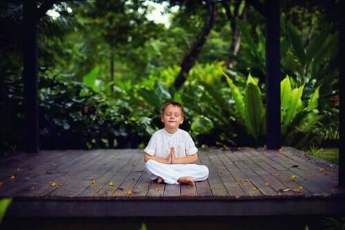 Menino meditando