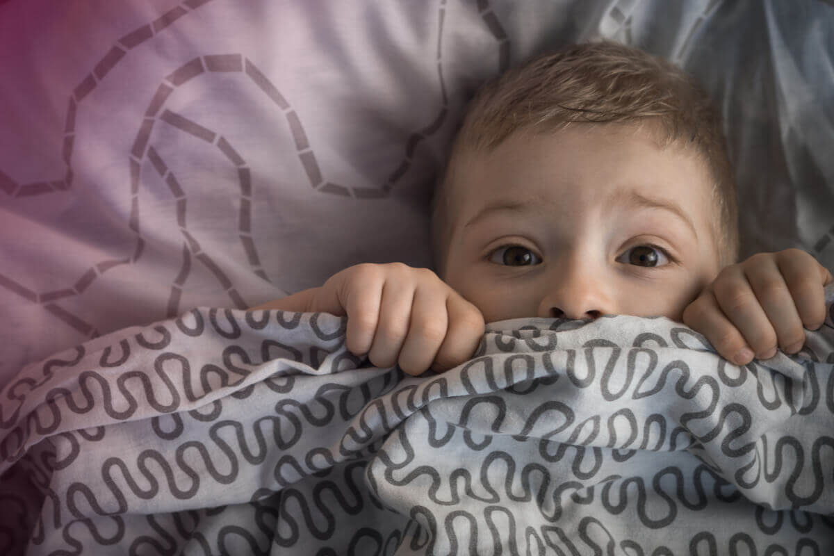 Menino com medo se escondendo