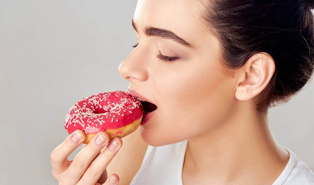 Mulher comendo um donut