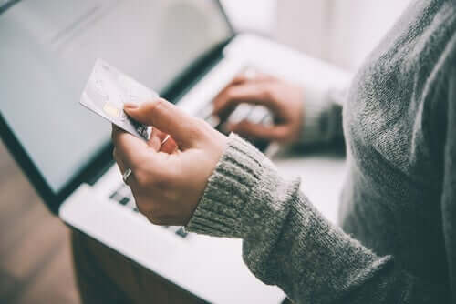 Mulher fazendo compra pela internet