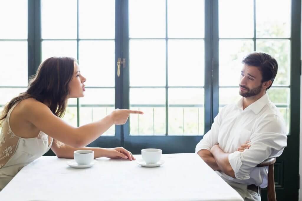 Casal discutindo em restaurante