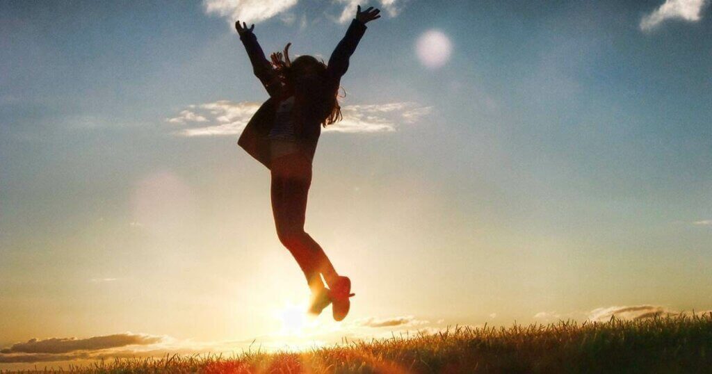 Mulher pulando de felicidade