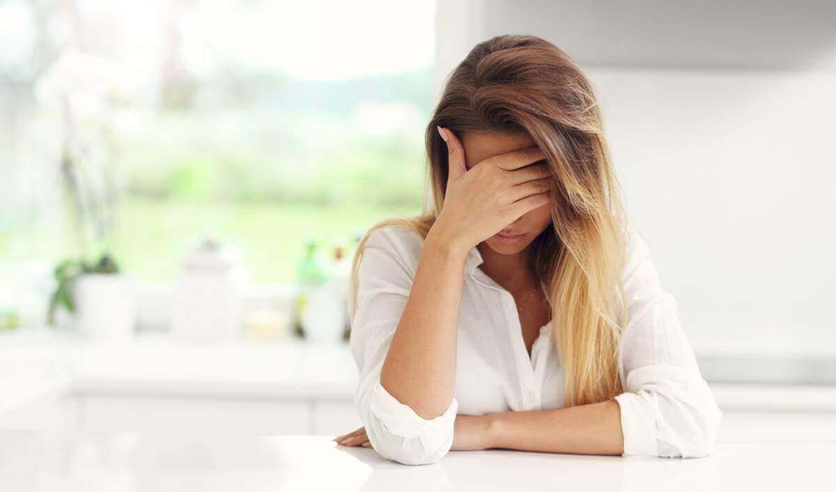 Mulher sem saber o que fazer