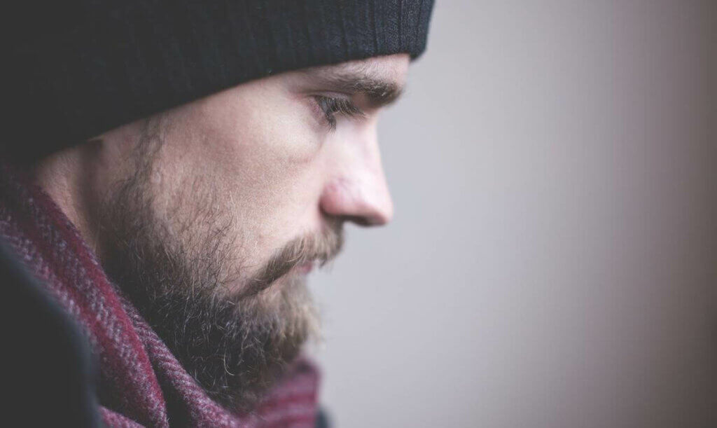 Homem enfrentando luto