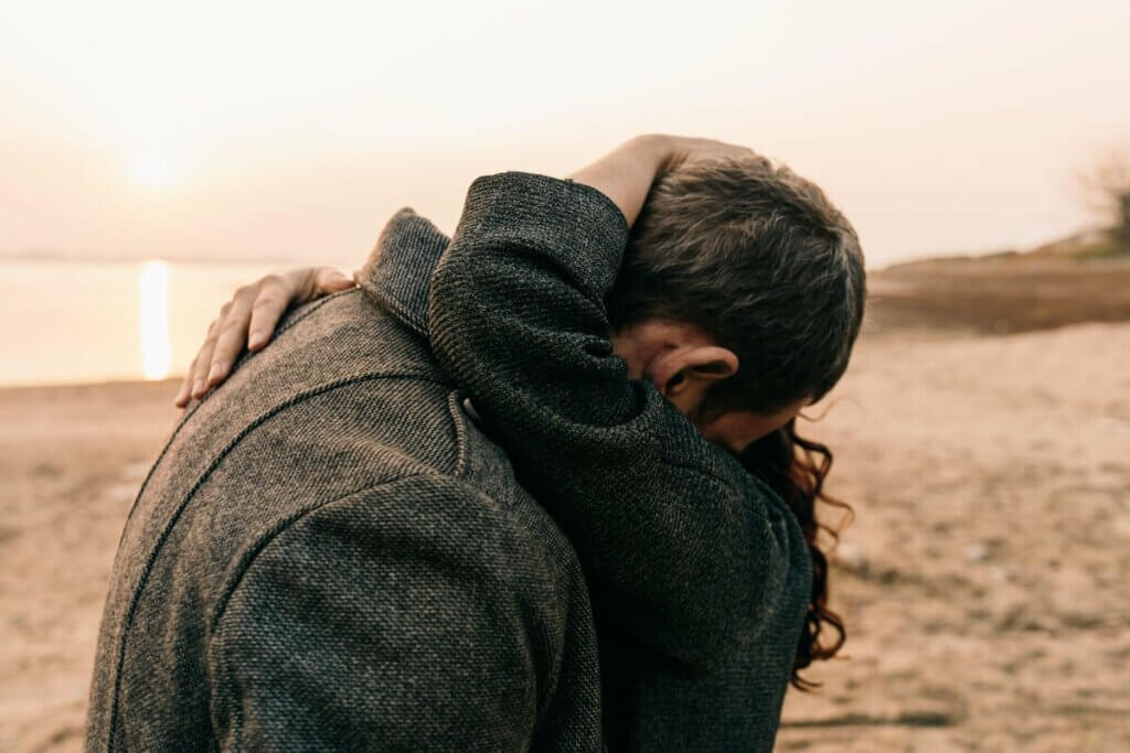 Casal se abraçando