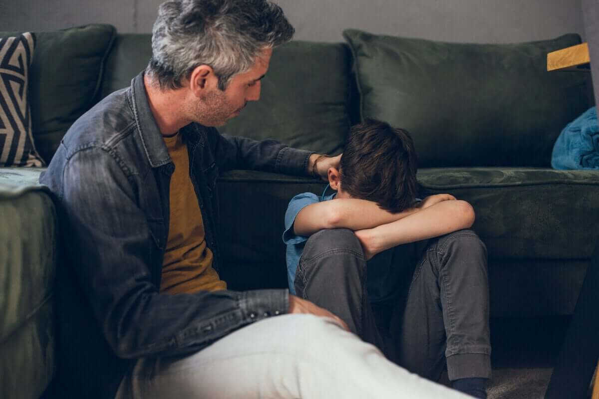 Pai consolando filho