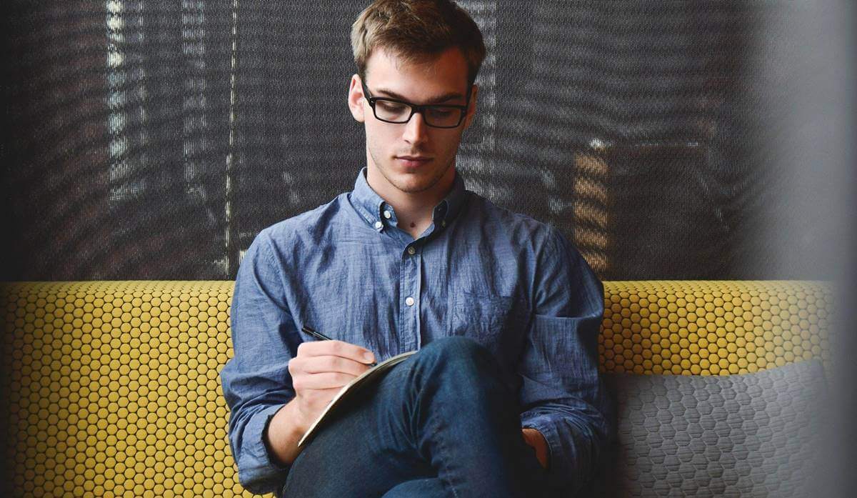 Homem estudando