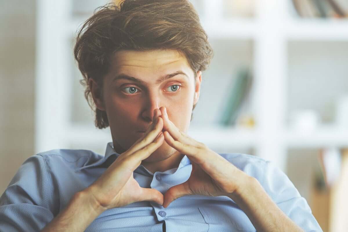 Homem tentando tomar uma decisão