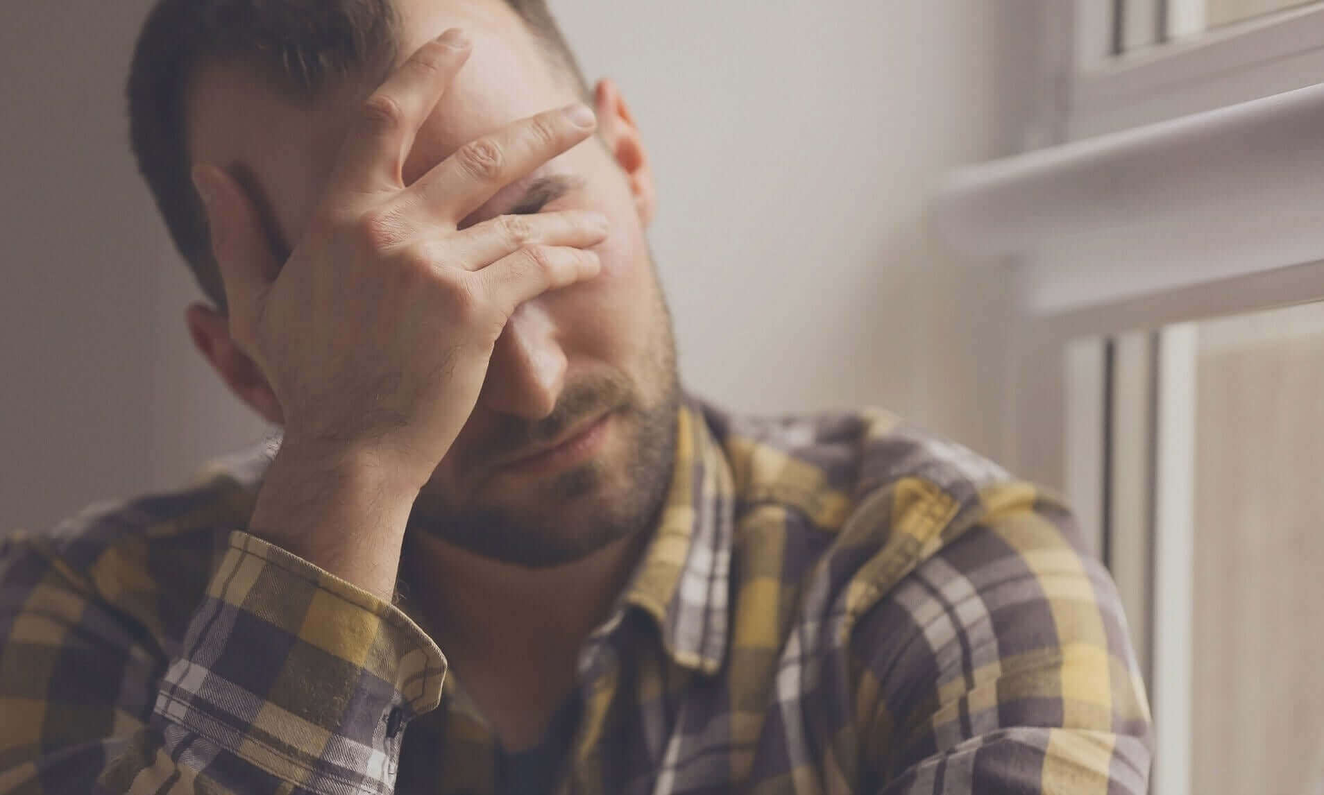 Homem preocupado e estressado