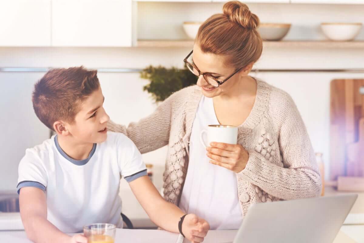 Mãe conversando com seu filho