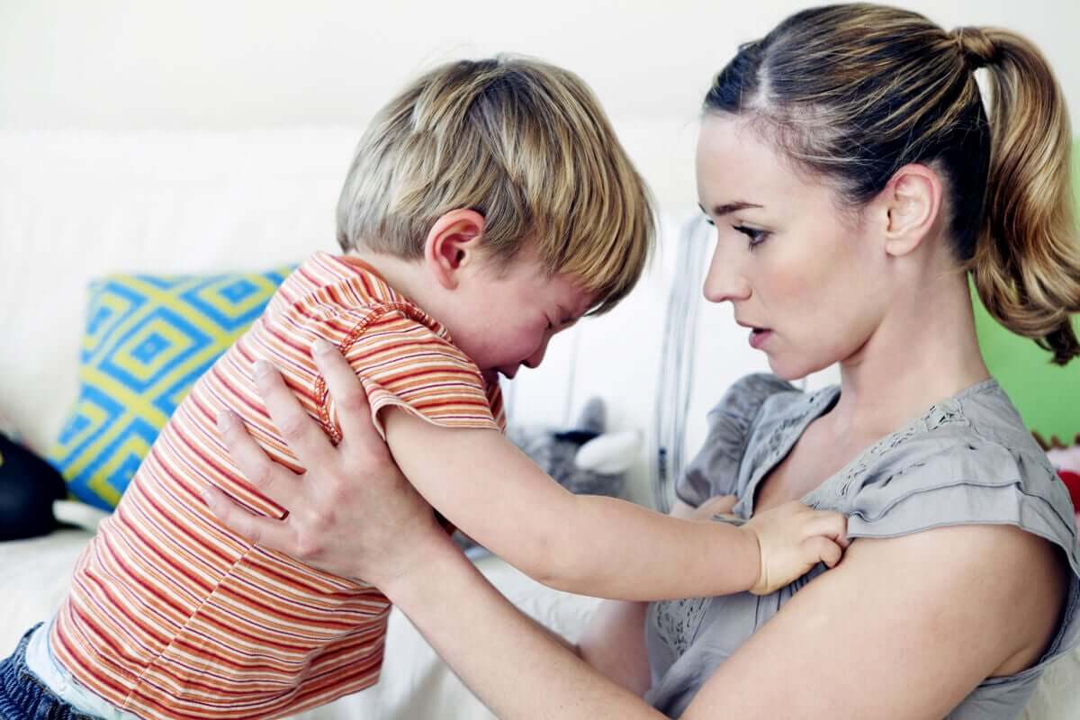 Mãe acalmando seu filho chorando