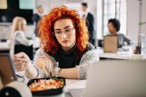 Comer por tédio: por que fazemos isso?