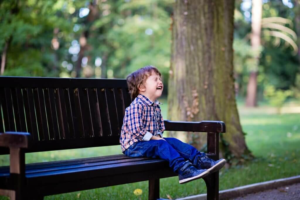 Menino fazendo birra no parque
