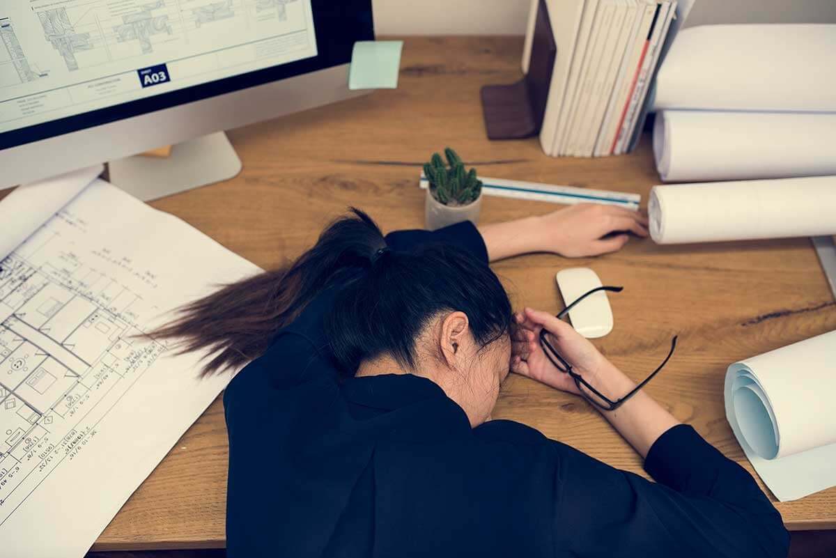 Mulher exausta por causa do trabalho